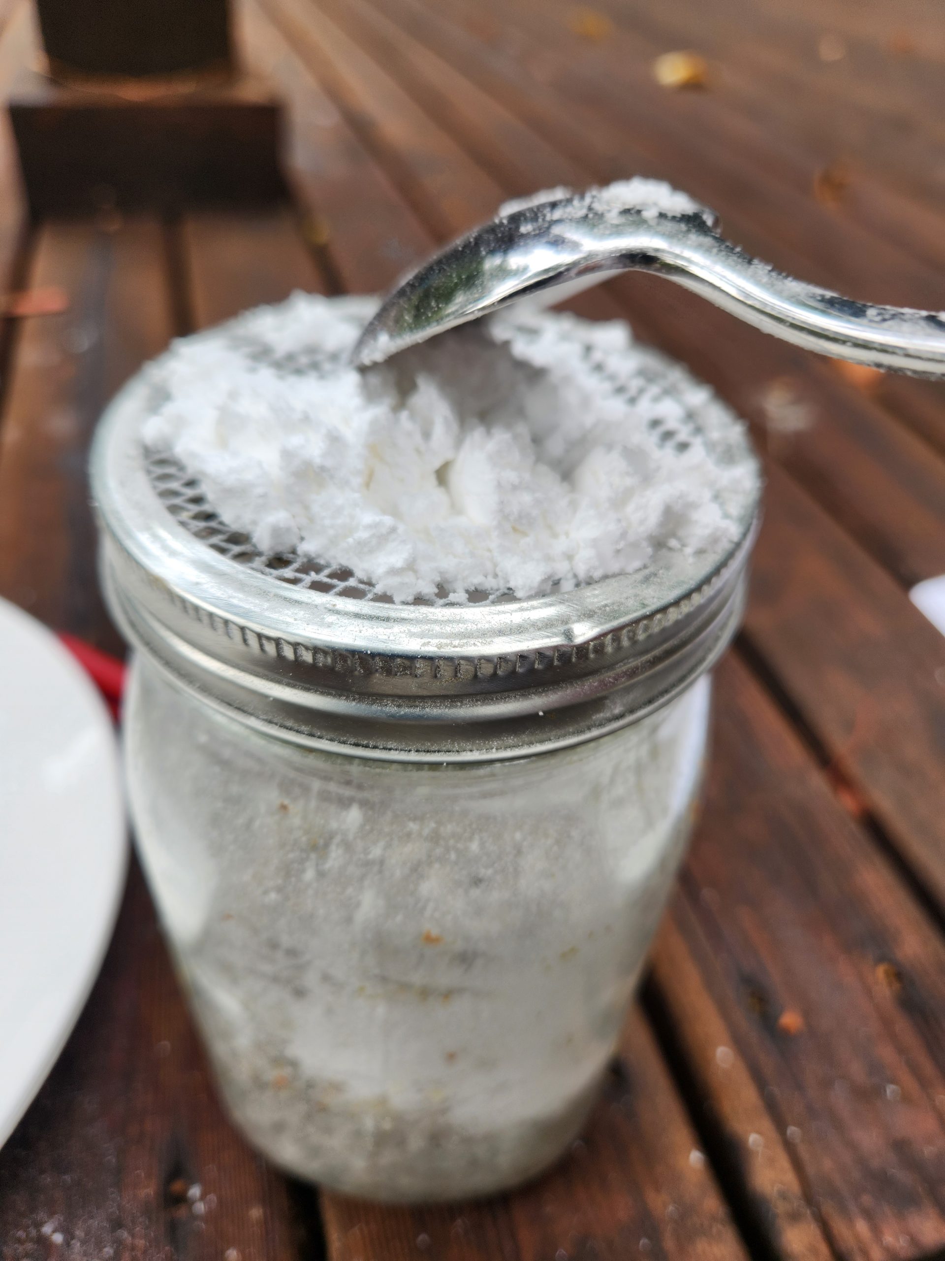 Adding Sugar Powder for mite control